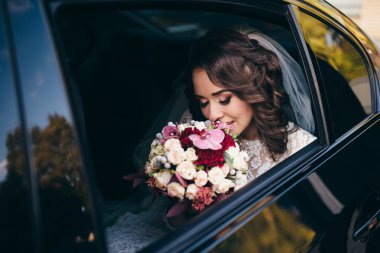 yakın çekim bir araç penceresi içinde güzel bir gelin portresi