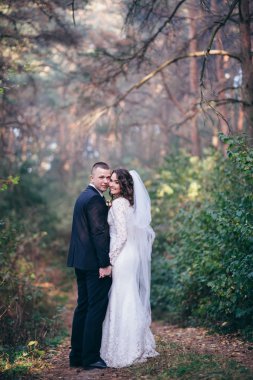 Mutlu gelin ve damat düğün günlerinde