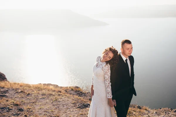 Schönes junges Paar am Hochzeitstag — Stockfoto