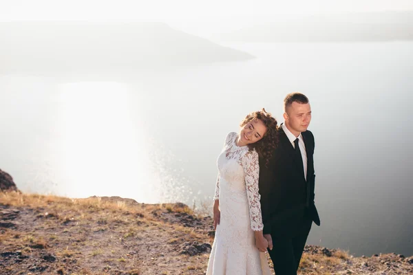 Hermosa pareja joven en el día de su boda — Foto de Stock