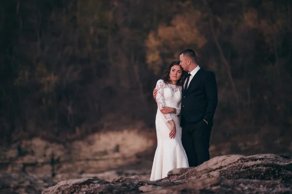 Belo casal jovem em seu dia do casamento — Fotografia de Stock