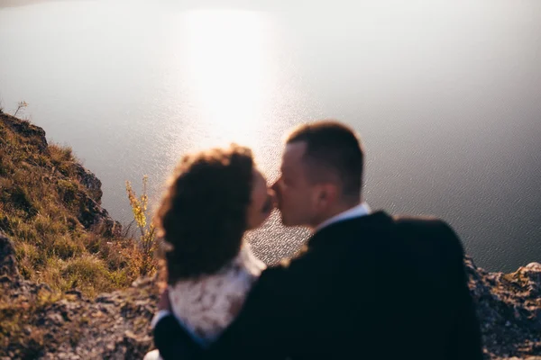 Vackra unga par på deras bröllopsdag — Stockfoto