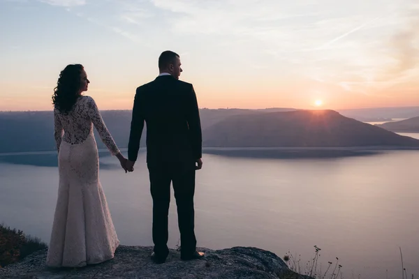 Hermosa pareja joven en el día de su boda — Foto de Stock