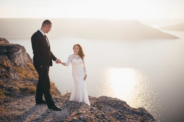 Schönes junges Paar am Hochzeitstag — Stockfoto