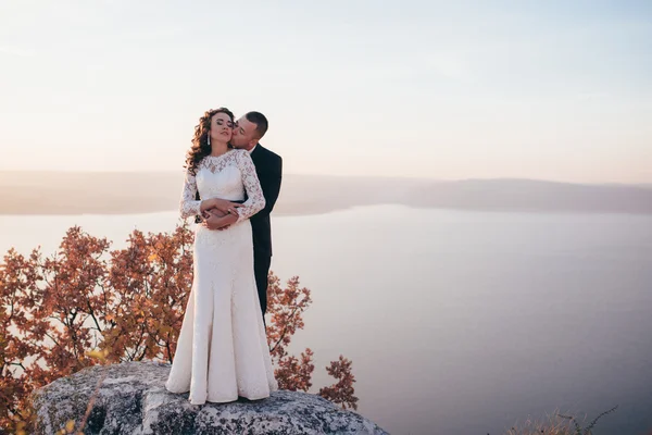 Schönes junges Paar am Hochzeitstag — Stockfoto