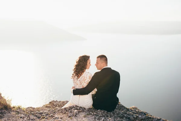 Schönes junges Paar am Hochzeitstag — Stockfoto