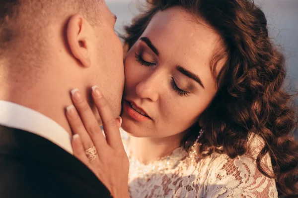 Beau jeune couple le jour de leur mariage — Photo