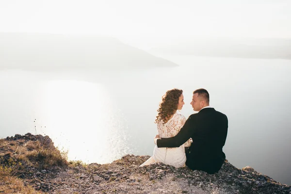 Schönes junges Paar am Hochzeitstag — Stockfoto