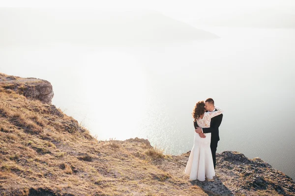 Vackra unga par på deras bröllopsdag — Stockfoto