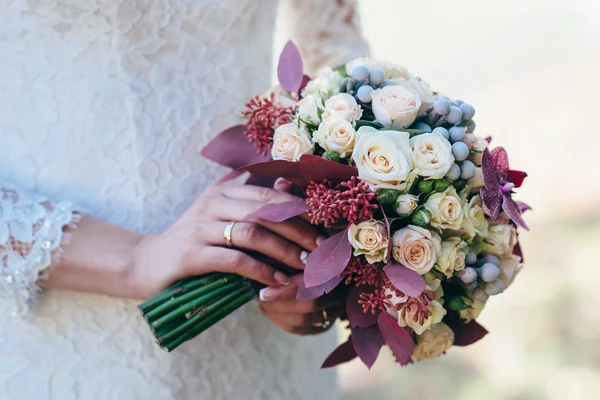 Flores de boda en la mano de la novia. Un festín para novias — Foto de Stock