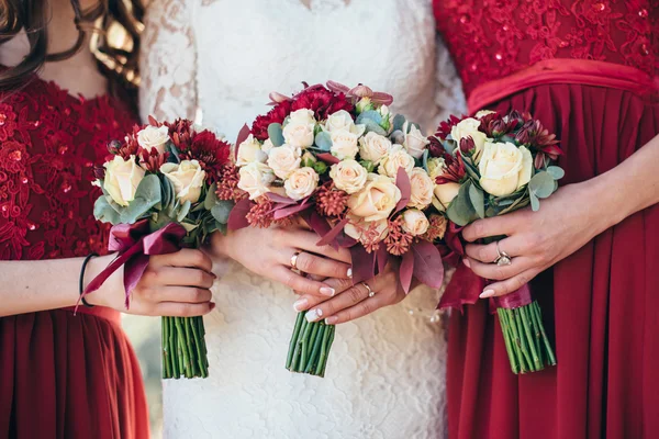 Flores de boda en la mano la novia y sus damas de honor. Un festín — Foto de Stock