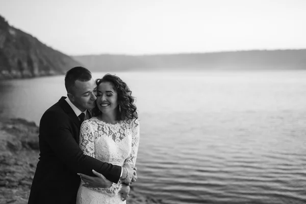 Belo casal jovem em seu dia do casamento — Fotografia de Stock