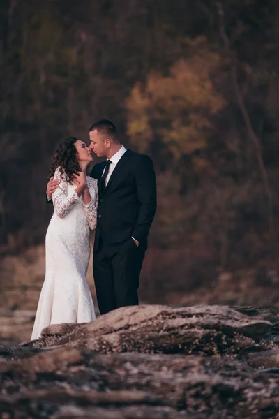 Belo casal jovem em seu dia do casamento — Fotografia de Stock