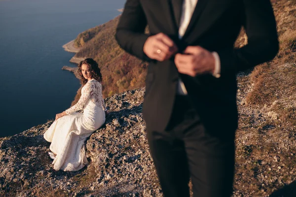 Hermosa pareja joven en el día de su boda — Foto de Stock