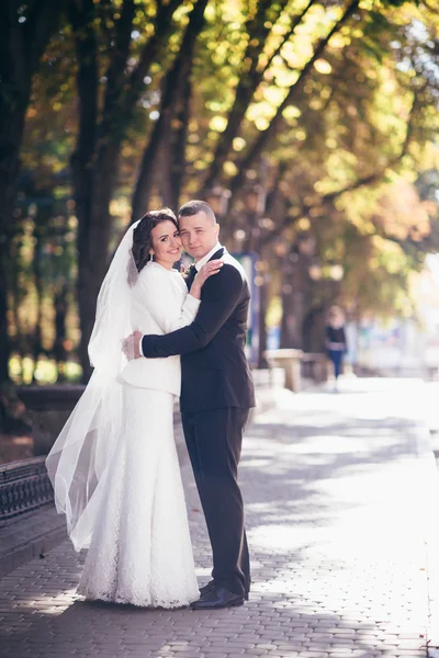 Happy bride and groom on their wedding day — Stock Photo, Image