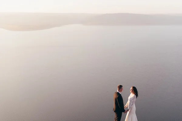 Schönes junges Paar am Hochzeitstag — Stockfoto