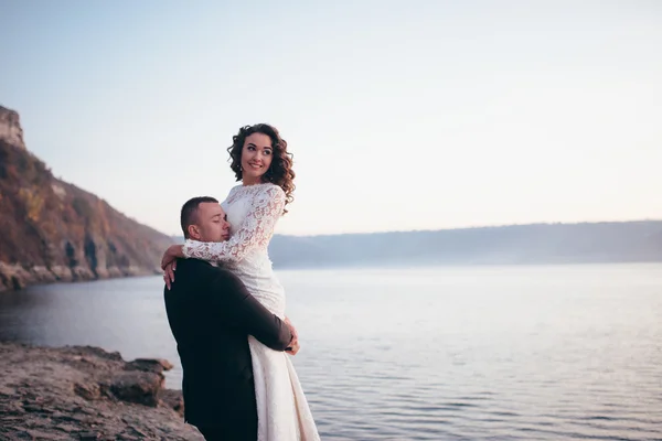 Belo casal jovem em seu dia do casamento — Fotografia de Stock