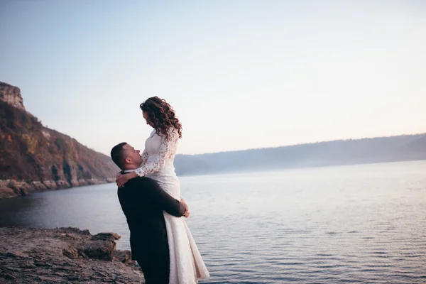 Belo casal jovem em seu dia do casamento — Fotografia de Stock