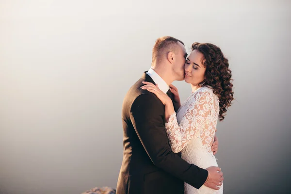 Bella giovane coppia il giorno del loro matrimonio — Foto Stock