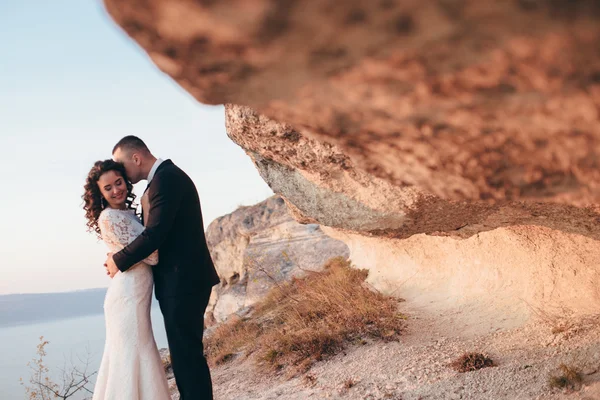 Belo casal jovem em seu dia do casamento — Fotografia de Stock