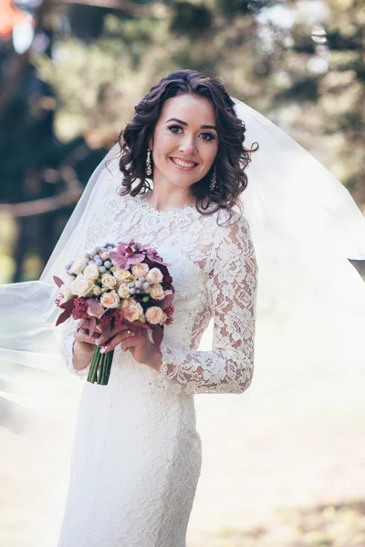 Vackra brud utomhus i en skog. — Stockfoto