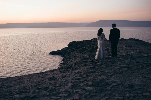 Krásný mladý pár v jejich svatební den — Stock fotografie