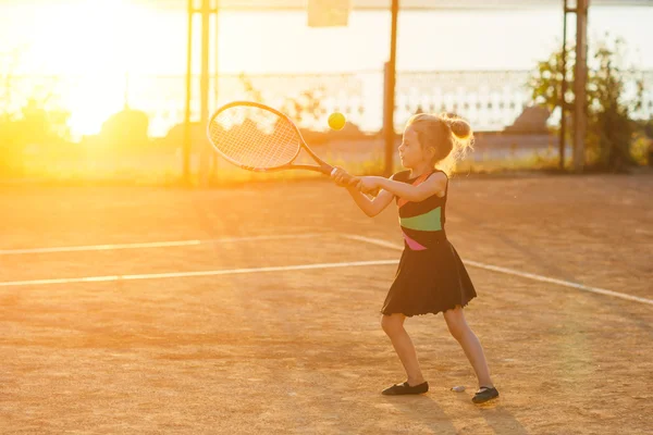 Kleines süßes Mädchen spielt Tennis — Stockfoto