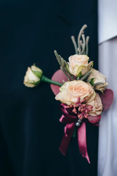 Flores de casamento na mão a noiva. Um banquete para noivas — Fotografia de Stock