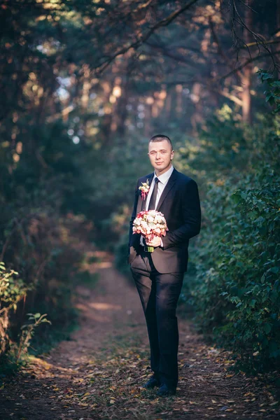 Gülümseyen ve gelin için bekleyen düğün smokin, yakışıklı damat. — Stok fotoğraf