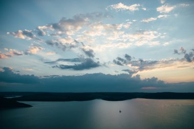 Sunset bulvarında nehir Dnister rezervuar Bakota, Ukrayna