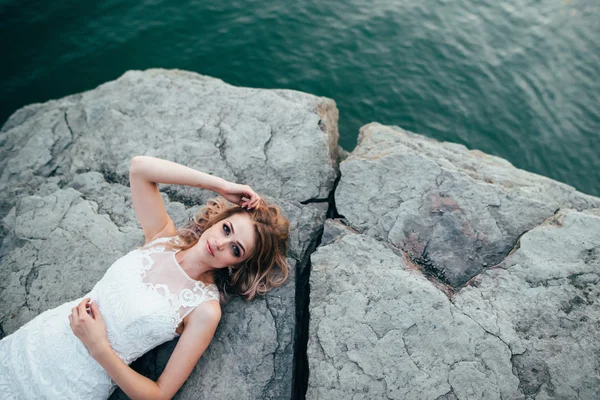 Encantadora novia en el día de la boda — Foto de Stock