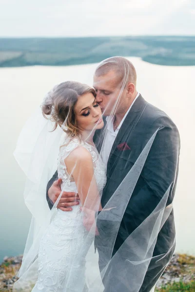 Casal noiva e noivo no dia do casamento — Fotografia de Stock