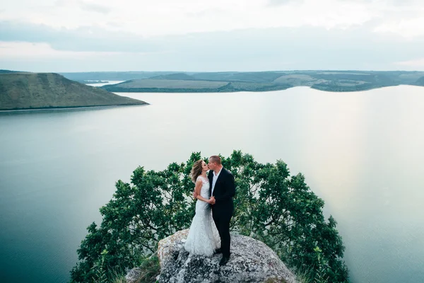 Casal noiva e noivo no dia do casamento — Fotografia de Stock