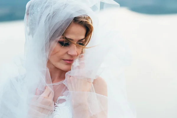 Encantadora novia en el día de la boda — Foto de Stock