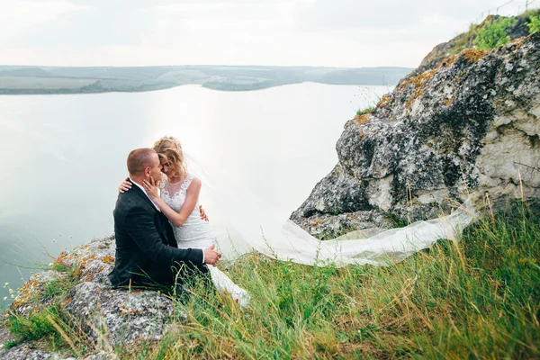 Pareja novia y novio en el día de su matrimonio — Foto de Stock