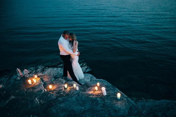 Pareja novia y novio en el día de su matrimonio — Foto de Stock