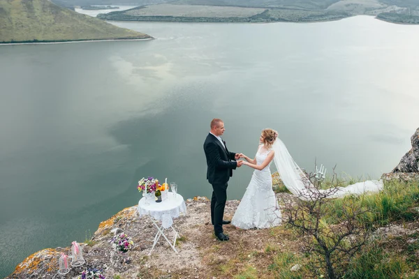 Pareja novia y novio en el día de su matrimonio — Foto de Stock