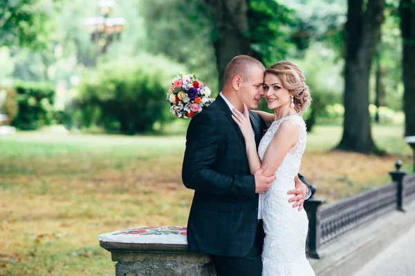 Coppia sposa e sposo il giorno del loro matrimonio — Foto Stock