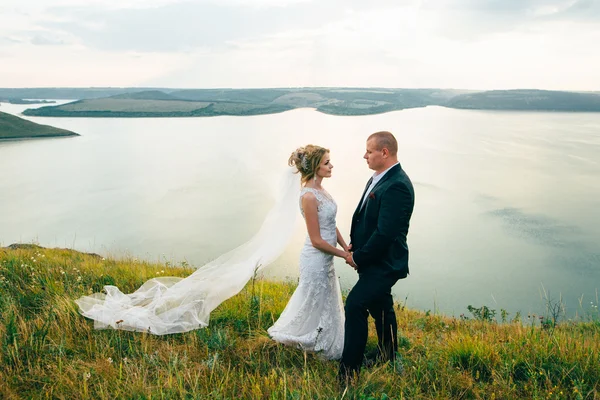 Pareja novia y novio en el día de su matrimonio — Foto de Stock