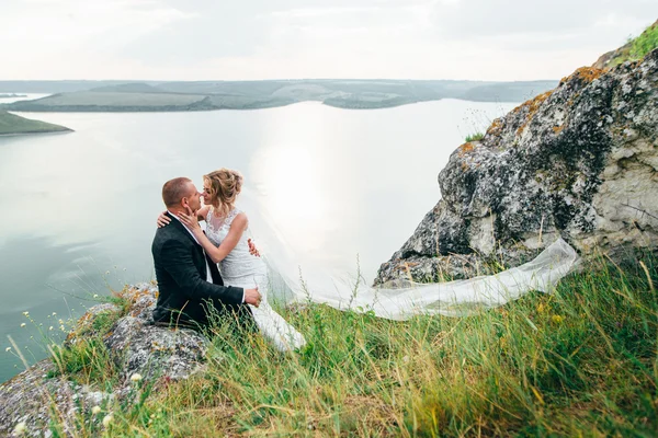 Paar bruid en bruidegom op de dag van hun huwelijk — Stockfoto