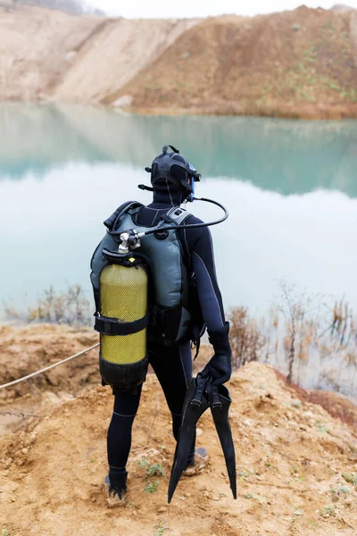 Een Badmeester Een Wetsuit Maakt Zich Klaar Vijver Duiken — Stockfoto