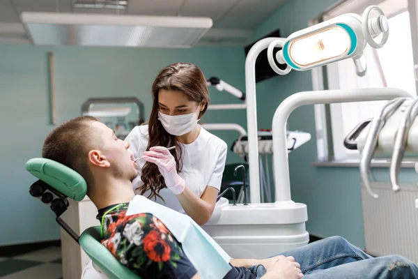 Porträtt Ung Kvinnlig Tandläkare Står Vid Mitten Vuxen Man Kliniken — Stockfoto