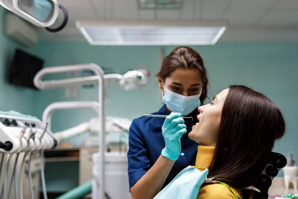 Young Woman Sits Dentist Chair Dentist Carefully Examines Patient Teeth — Stock Photo, Image