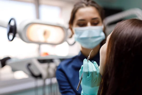 Молодая Женщина Садится Стоматологическое Кресло Дантист Внимательно Осматривает Зубы Пациента — стоковое фото