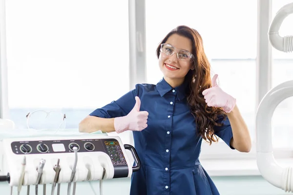 Uma Jovem Dentista Uniforme Passa Tempo Escritório — Fotografia de Stock