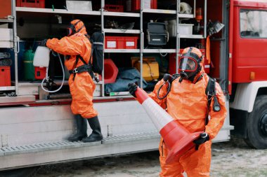 Acil servis arabasındaki bir doktor, yerleşim bölgesinde Coronavirus COVID 19 enfeksiyonu olduğundan şüphelenilen bir hastaya gider.