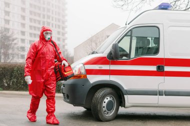 Acil servis arabasındaki bir doktor, yerleşim bölgesinde Coronavirus COVID 19 enfeksiyonu olduğundan şüphelenilen bir hastaya gider.