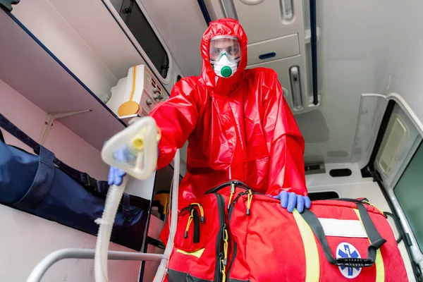 大流行中に救急車の呼吸器の患者を助ける顔のマスクを持つ男性の救急車 — ストック写真
