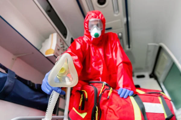 Man Paramedic Med Ansiktsmask Hjälpa Patient Med Respirator Ambulans Pandemi — Stockfoto