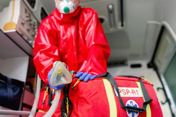 大流行中に救急車の呼吸器の患者を助ける顔のマスクを持つ男性の救急車 — ストック写真